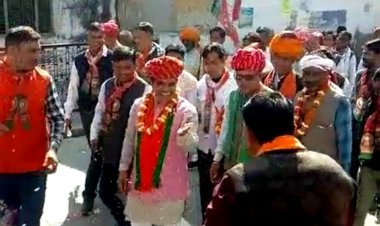 पूर्व प्रधान राजेंद्र मीणा व भाजपा कार्यकर्ताओं ने मंडावर से पूजा अर्चना कर चतुर्थ दिवस रवाना किया जन-आक्रोश रथ