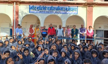 भोड़की के राजकीय बालिका विद्यालय में भामाशाह ने की स्वेटर वितरण