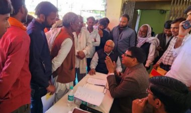 उपखंड स्तरीय जनसुनवाई में अधिकारियों को निर्देश देते हुए बोले विधायक- समस्यायों का समाधान समय पर करना जरूरी