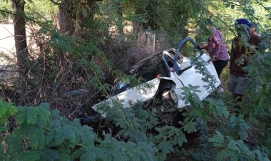 तखतगढ़ कस्बे के गोगरा रोड पर लोडिंग टेम्पो व कार की टक्कर तीन घायल