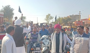 अलवर के चमेली बाग कब्रिस्तान की भूमि को लेकर विशेष समुदाय के लोगों ने हनुमान चौराहे से लेकर हरियाणा बॉर्डर तक निकाली काला झंडा रैली