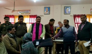 तहसील में शिविर लगाकर दातागंज विधायक ने 250 गरीबों को कंबल किए वितरित