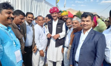 मुख्यमंत्री के नाम अलवर के पूर्व सासंद भँवर जितेन्द्र सिंह व अधिकारिता मंत्री टीकाराम जुली के माध्यम से राहुल गांधी को दिया ज्ञापन