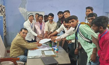 छात्रसंघ अध्यक्ष को छात्र पद से बर्खास्त के लिए छात्रों ने महाविद्यालय के प्राचार्य और एसडीएम को मुख्यमंत्री के नाम सौंपा ज्ञापन