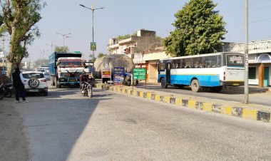 सड़क किनारे खड़े वाहनो से लगाता है जाम: गलत दिशा से जाने लगे वाहन