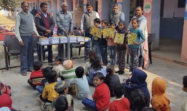 बानसूर क्षेत्र के गांव चूला मे विद्यार्थियों को स्वेटर किए वितरित