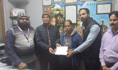 गोविन्दगढ़ में प्रधानमंत्री जीवन ज्योति बीमा योजना में मृतक के पति को सौंपा 2 लाख का चेक