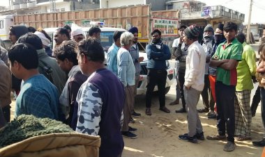 छोटी बावड़ी हनुमान मंदिर वाले रोड को नगरपालिका ने बनाया कचरे का डंपिंग यार्ड, कस्बे वासियो ने रोड को बंद कर किया धरना प्रदर्शन