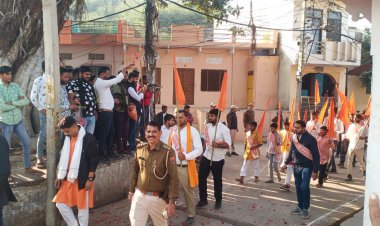 बजरंगीयों पर मुस्लिम युवाओं ने की पुष्प वर्षा:  नगर में फिर पेश हुई सांप्रदायिक सौहार्द की मिसाल