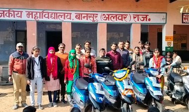 बानसूर राजकीय महाविद्यालय की 6 बालिकाओं को सरकार की ओर से मिली स्कूटी