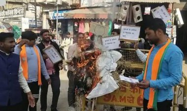 शिक्षक भर्ती पेपर लीक को लेकर युवाओं ने मुख्यमंत्री अशोक गहलोत का पुतला फूंका