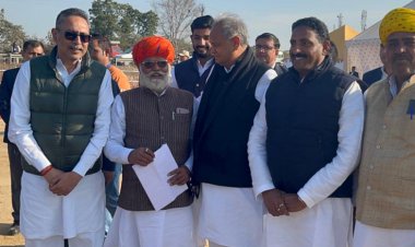 बयाना के विभिन्न संगठनों के प्रतिनिधीयों ने मुख्यमंत्री को सौंपे अलग अलग ज्ञापन