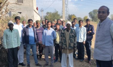 रास्ते में इंटरलॉकिंग निर्माण कार्य को बंद करने से गुस्साए ग्रामीणों ने किया विरोध प्रदर्शन