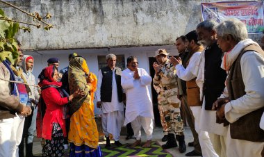 अमर शहीद मनीराम मीना के घर सान्त्वना देने के लिए पहुँचे फौज के आला अधिकारी