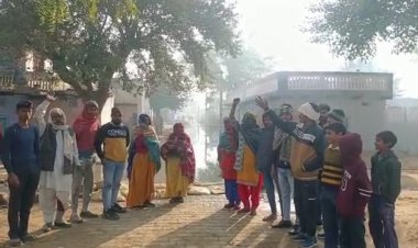 शाहपुर में जलभराव की समस्या को लेकर ग्रामीणों ने किया विरोध प्रदर्शन