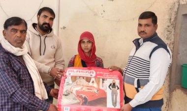 इंसानियत ग्रुप की और से निर्धन व गरीब परिवार को एक डबल बेड कंबल व 1000 रुपए सहायता राशि की भेंट
