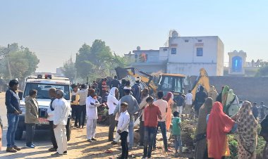 कठूमर बाईपास पर सरकारी भूमि से पुलिस प्रशासन की मौजूदगी में हटवाया गया अतिक्रमण