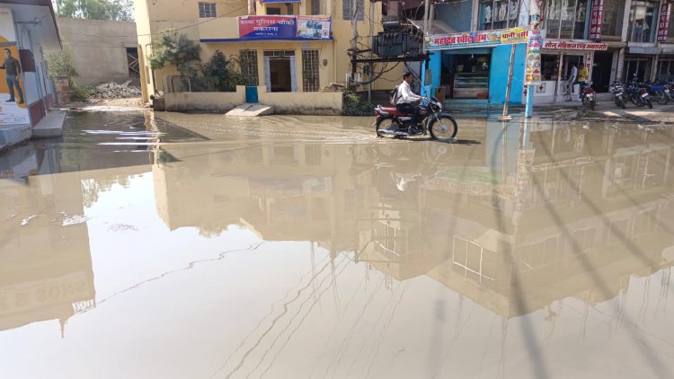 पुलिस चौकी के सामने सडक पर भरा सिवरेज का गंदा पानी: बदबू से आमजन परेशान