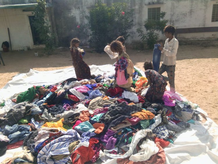 क्रिसमस से पहले गरीबों के चेहरे पर आई खुशी: बच्चों को निशुल्क वितरित किए गर्म कपड़े