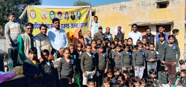 आदिवासी सेवा संस्थान राजगढ-अलवर ने 375  बच्चों को वितरित किए स्वेटर