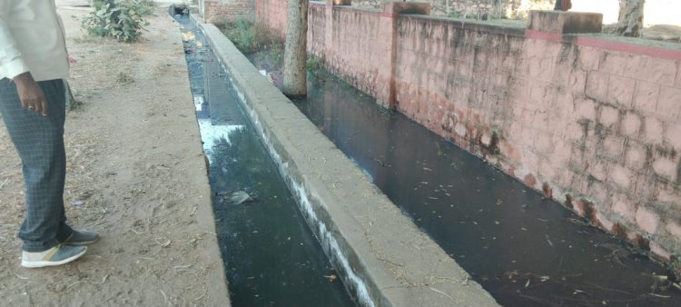 नाले की सफाई नहीं होने से विधालय में फैला गंदा पानी