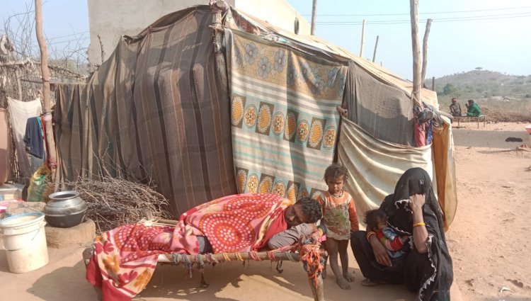 आखिर हमारी भी सुनो सरकार-जयपुर रोड पर झुग्गी झोपड़ियों में रह रहा विनोद बिजोरिया का परिवार: ठंड से बचने के लिए नहीं आशियाना