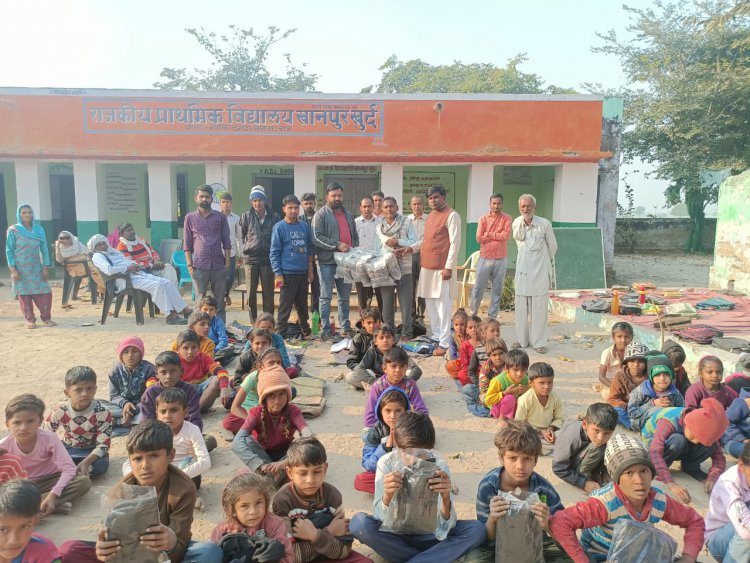 खानपुर खुर्द खेड़ा विद्यालय के बच्चों को जर्सी की वितरण