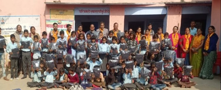 भारत विकास परिषद शाखा महुआ के तत्वाधान में सैकड़ों स्कूली बच्चों को जर्सी की वितरित