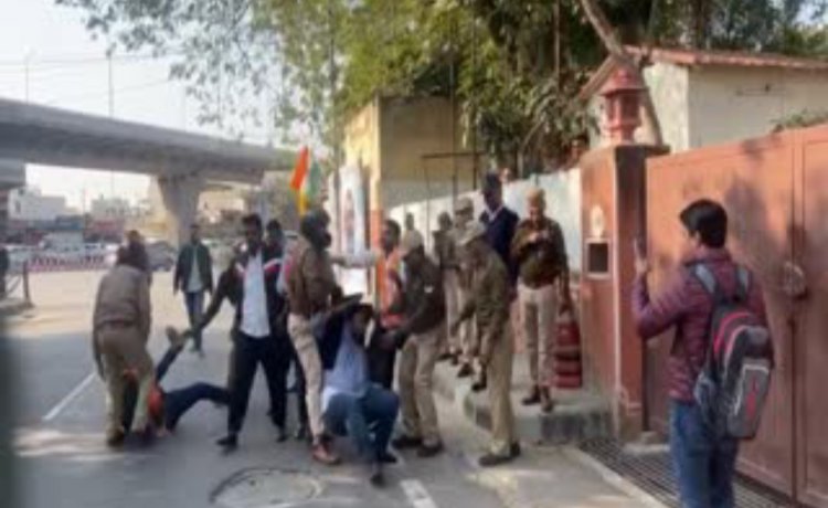 पेपर लीक मामले में नाराज बीजेपी कार्यकर्ताओं ने शिक्षा मंत्री के घर पर लगाया ताला: पुलिस ने लाठीचार्ज कर 6 लोग किए गिरफ्तार