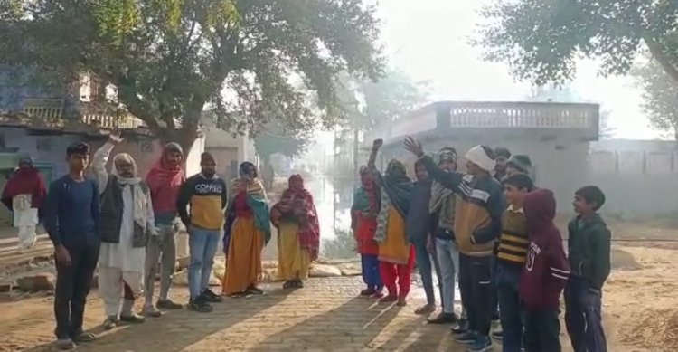 शाहपुर में जलभराव की समस्या को लेकर ग्रामीणों ने किया विरोध प्रदर्शन
