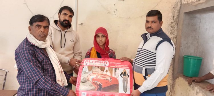 इंसानियत ग्रुप की और से निर्धन व गरीब परिवार को एक डबल बेड कंबल व 1000 रुपए सहायता राशि की भेंट