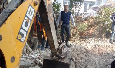 सार्वजनिक भूमि पर बाउंड्री और चबूतरा बनाकर किए गए अतिक्रमण को कराया ध्वस्त
