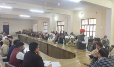 लगातार चल रही बिजली किल्लत को लेकर किसानों ने डिस्कांम अफसरों को सुनाई खरी खोटी