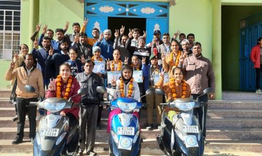 टैगोर कॉलेज में मेधावी छात्राओं का किया सम्मान