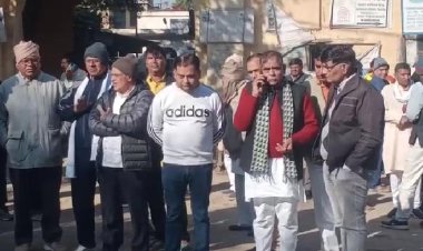 नेता व पुलिस प्रशासन आमने-सामने: थाने के बाहर धरना देने की प्लानिंग बना रहे भाजपाई और कांग्रेसी, बड़ी संख्या में जनप्रतिनिधियों की भीड़ हुई जमा