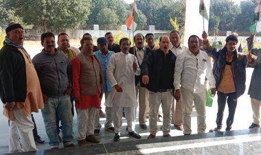 शराब बिक्री पर रोक लगाने की मांग को लेकर कांग्रेसियों ने राज्यपाल के नाम सौपा ज्ञापन