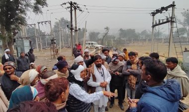 भनोखर में 15 दिन से विद्युत व्यवस्था ठप:  ग्रामीणों व किसानों ने बिजली घर पर किया धरना प्रदर्शन