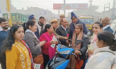 यातायात नियमों की पालना के लिए फूल देकर की समझाईश