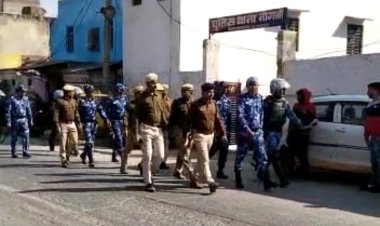 केन्द्रीय रिजर्व पुलिस बल ने नौगांवा मुबारिकपुर शेरपुर नाहरथला गांवो मे निकाला फ्लैग मार्च