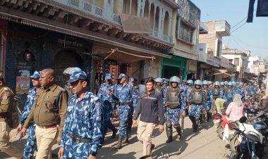 रैपिड एक्शन फोर्स और पुलिस दल ने गोविंदगढ़ क्षेत्र के अति संवेदनशील क्षेत्र में निकाला फ्लैग मार्च