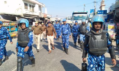 रैपिड एक्शन फोर्स और पुलिस दल ने रामगढ क्षेत्र के अति संवेदनशील क्षेत्र अलावडा में फ्लैग मार्च निकाल भौगोलिक स्थिति का लिया जायजा