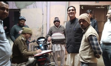 जूते चप्पल के गोंदाम से हजारो रूपये का माल चोरी: सीसीटीवी फुटेज से हुई चोर की पहचान