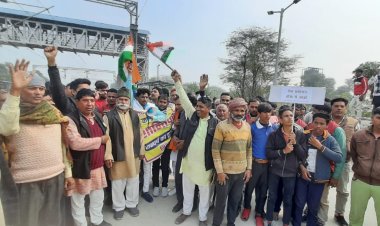 मथुरा से भिवानी जा रही पैसेंजर गाड़ी को रोककर दिया रेलवे के मथुरा क्षेत्र के डायरेक्टर एससी श्रीवास्तव को ज्ञापन: मथुरा दिल्ली ईएमयू शटल ट्रेन का डीग से संचालन करने की मांग