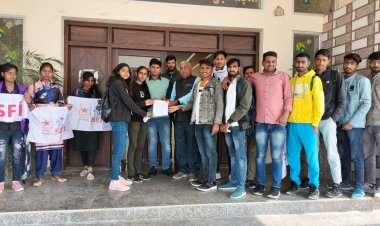 छात्र संगठन एसएफआई ने राजकीय महाविद्यालय गुढ़ा मे विरोध प्रदर्शन कर प्राचार्य को सौंपा ज्ञापन