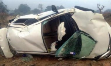 अनियंत्रित कार खाई पलटी: एक युवक की मौत दो हुए घायल