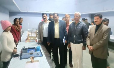 अधिकारियों सहित कई स्कूल के विद्यार्थियों ने प्रदर्शनी में मॉडलों का निरीक्षण कर की सराहना