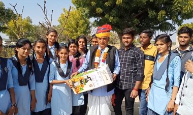 शारीरिक शिक्षक हुकमाराम प्रजापति के सेवानिवृत्त पर ग्राम में जगह-जगह साफा एवं माला पहना कर दी गई विदाई