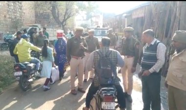 आपराधिक घटनाओं को लेकर पुलिस ने बाजार मे निकाला फ्लैग मार्च