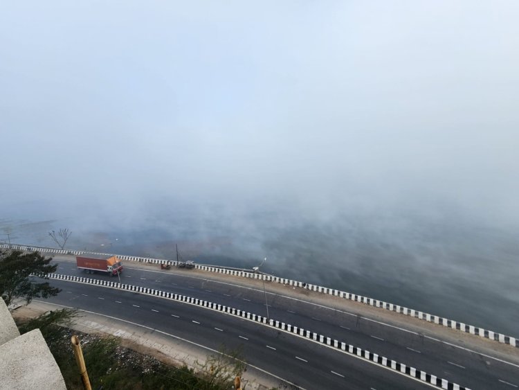 सुबह दस बजे तक कोहरे में लिपता रह गुरला फोरलेन: रणजीत झील पर छाई धुंध की चादर