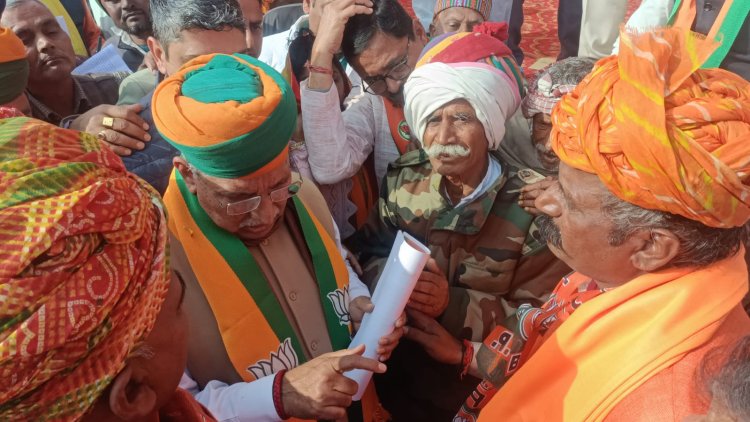 नौगांवा के नारथला में हुई घटना के विरोध मे केंद्रीय मंत्री अर्जुन राम मेघवाल को सौंपा ज्ञापन